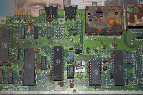 Commodore 64 motherboard rusty and dusty 3
